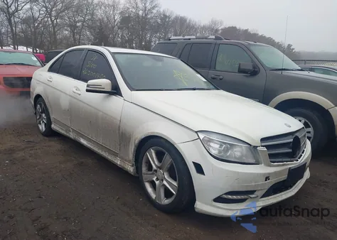 2011 Mercedes-Benz C 300 Luxury 4Matic/Sport 4Matic z USA, uszkodzony, nr VIN WDDGF8BBXBR180490